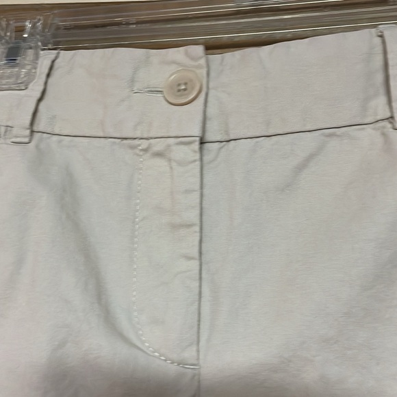 Loft size 6 Cream Colored Mid-rise 6” Inseam The Riviera Shorts with Pockets - Picture 5 of 11